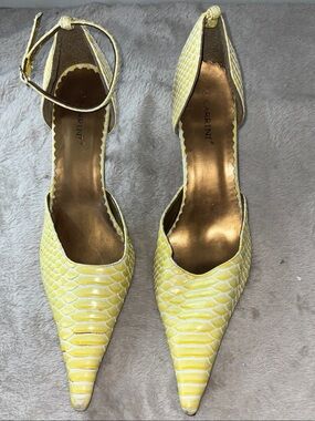 Carrini Yellow Textured Pointed-Toe Ankle-Strap Pumps